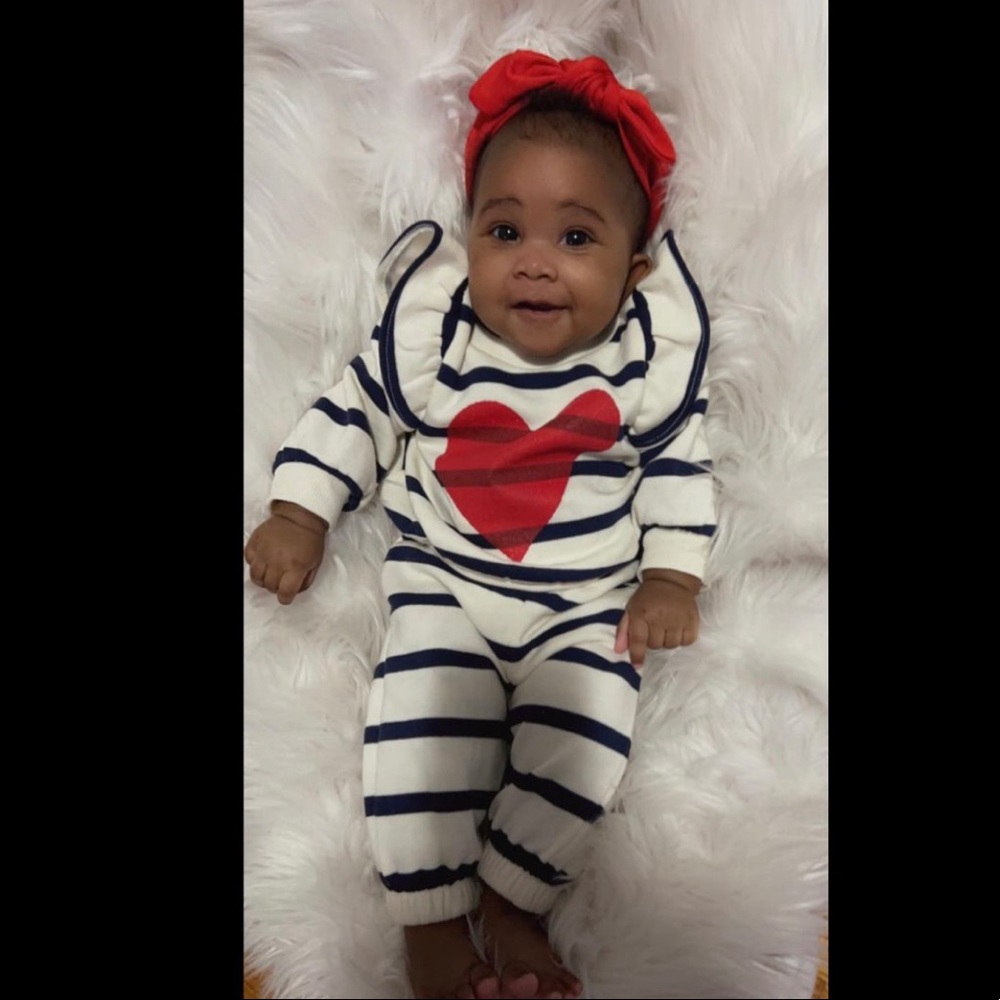 Pre-loved old navy 2 piece outfit size 3-6 months. Excellent condition!